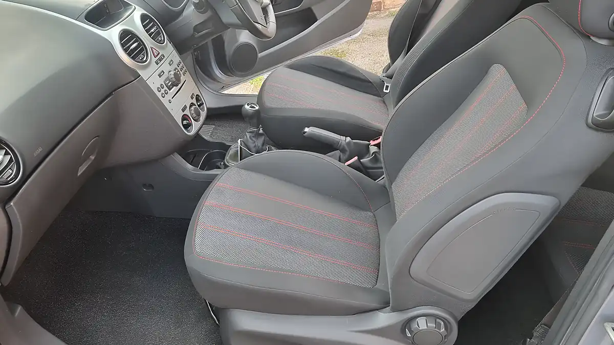 Used 2009 Vauxhall Corsa Sxi Silver - Interior and Exterior details 6