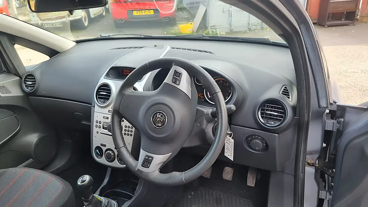 Used 2009 Vauxhall Corsa Sxi Silver - Interior and Exterior details 7