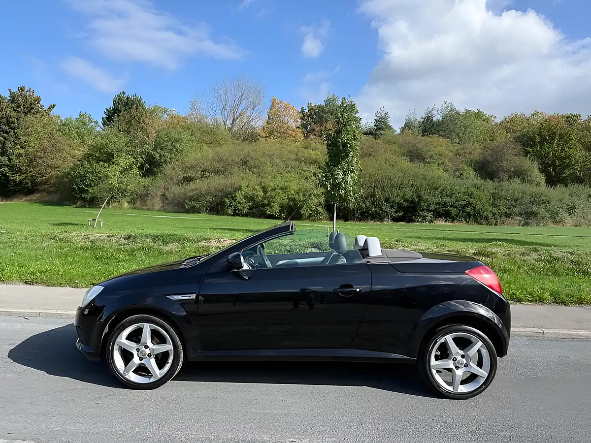 Used 2009 Vauxhall Tigra Exclusiv Black - Interior and Exterior details 4