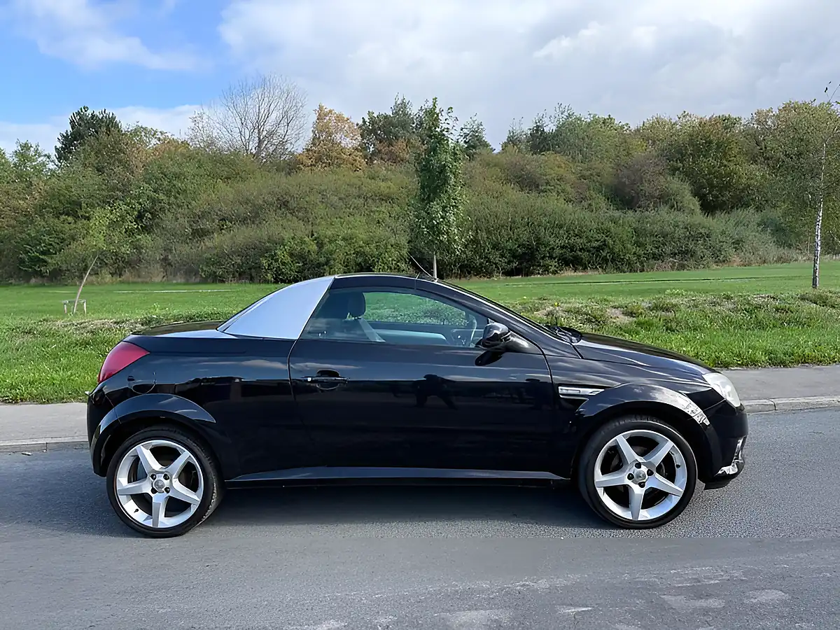 Used 2009 Vauxhall Tigra Exclusiv Black - Interior and Exterior details 7