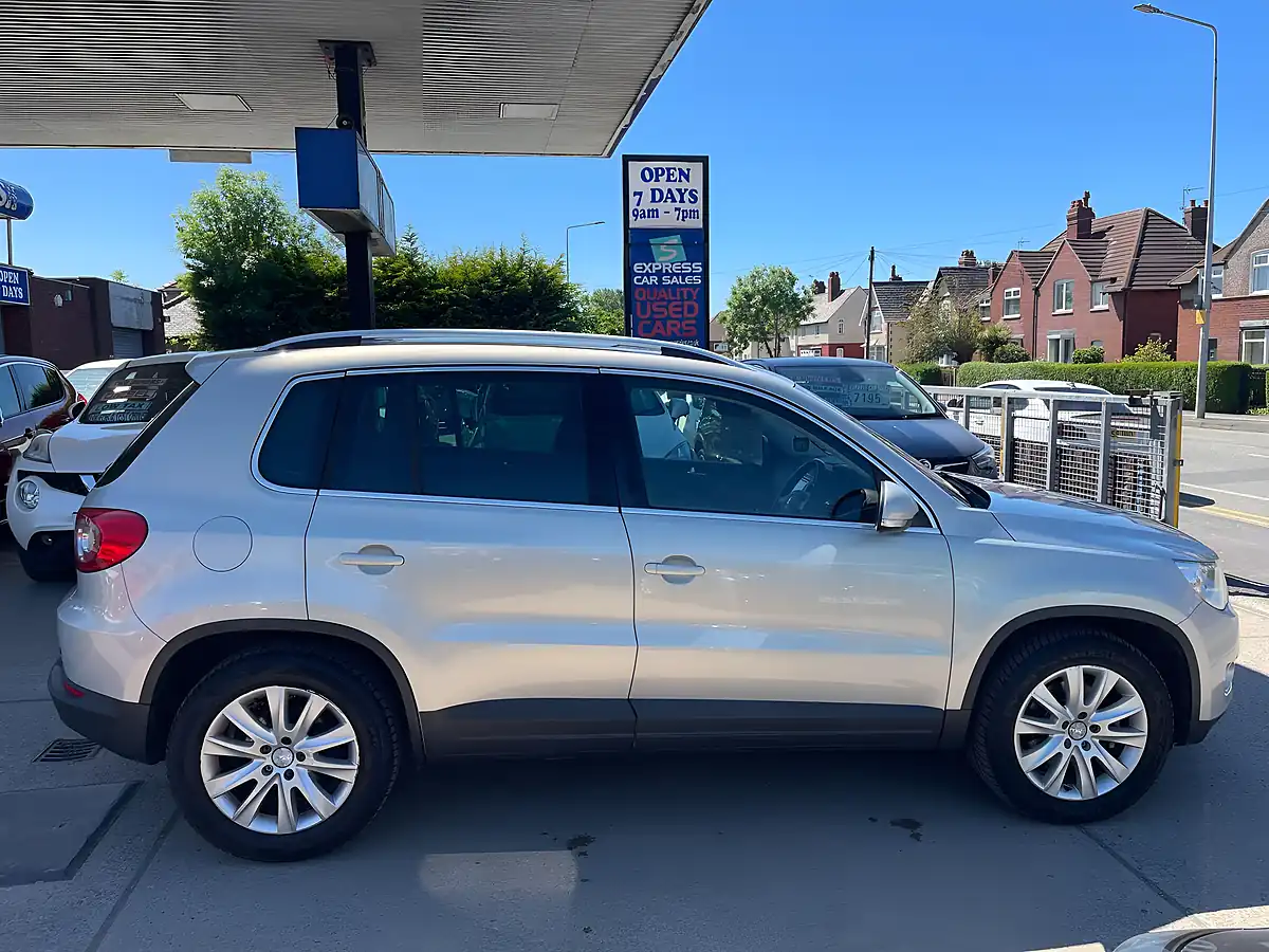 Used 2009 Volkswagen Tiguan Se 4WD Silver - Interior and Exterior details 3