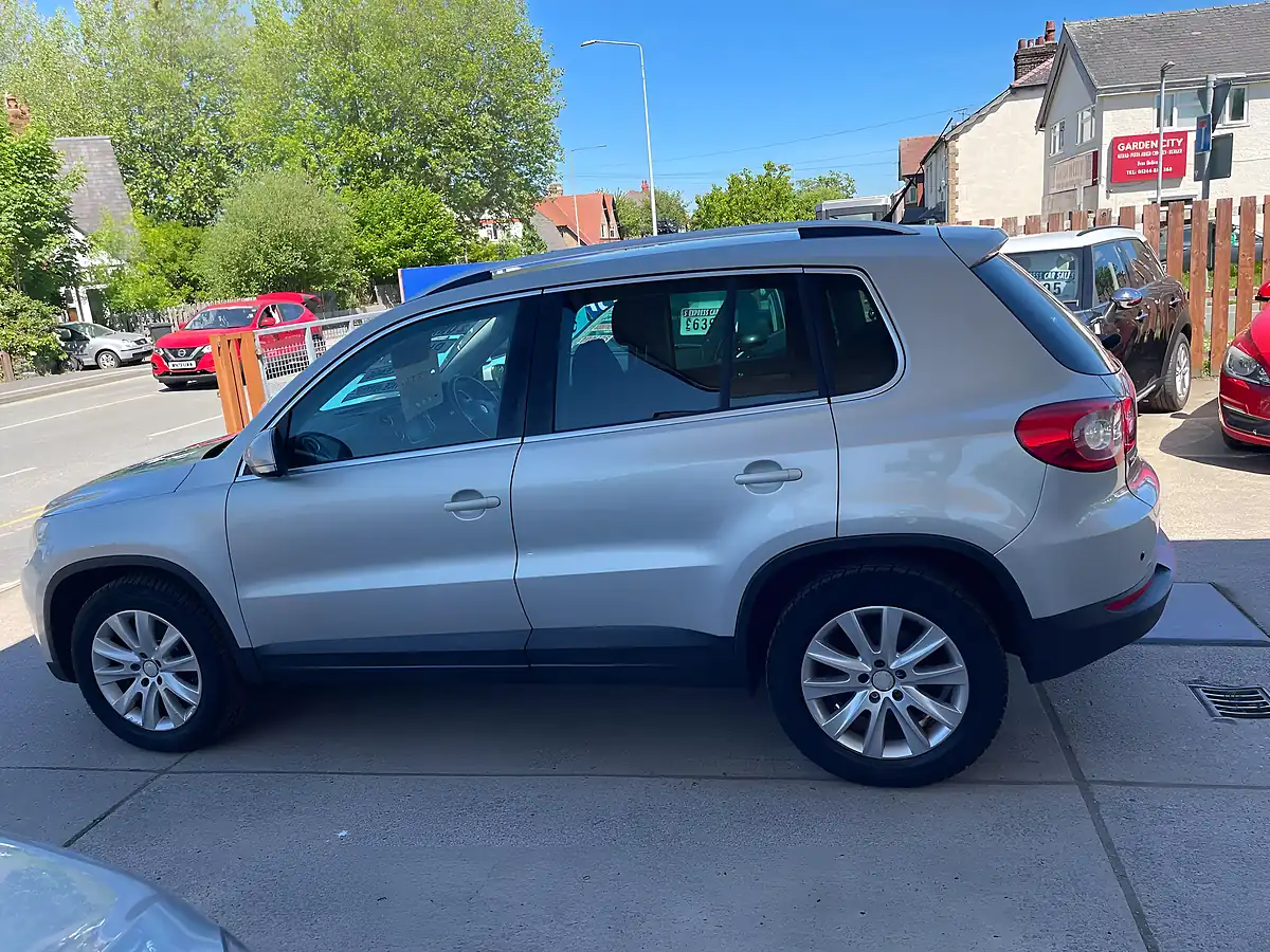 Used 2009 Volkswagen Tiguan Se 4WD Silver - Interior and Exterior details 6