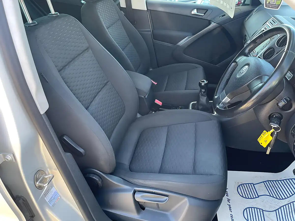 Used 2009 Volkswagen Tiguan Se 4WD Silver - Interior and Exterior details 9