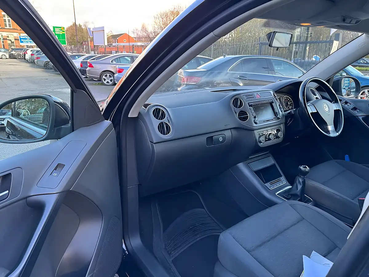 Used 2009 Volkswagen Tiguan Se Black - Interior and Exterior details 11