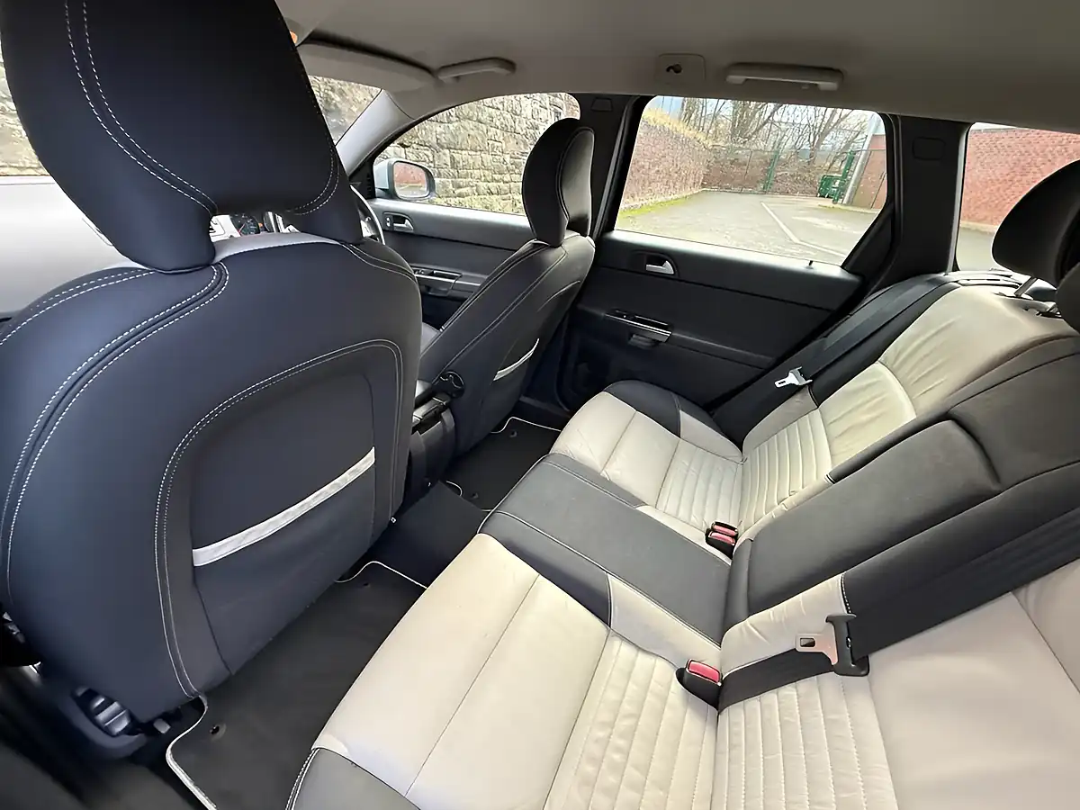 Used 2009 Volvo V50 R-Design Barents Blue - Interior and Exterior details 12