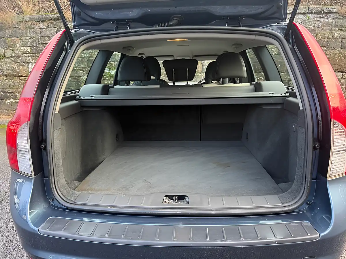 Used 2009 Volvo V50 R-Design Barents Blue - Interior and Exterior details 9