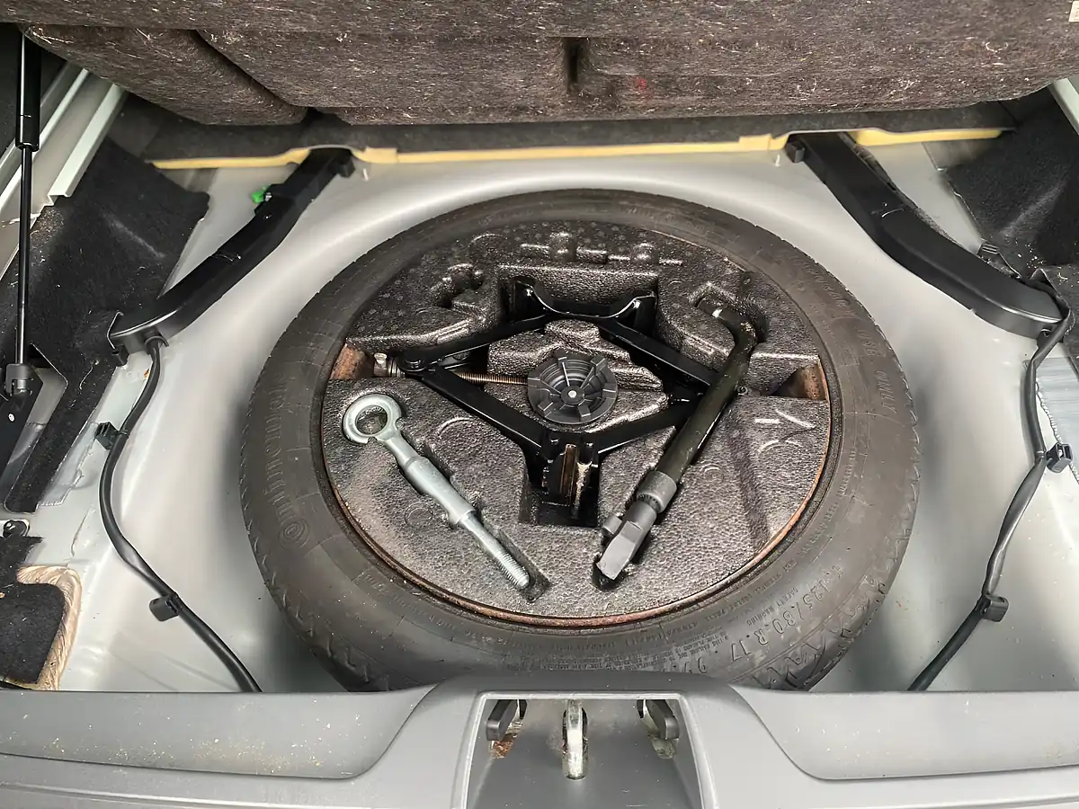 Used 2009 Volvo V70 Se Blue - Interior and Exterior details 12