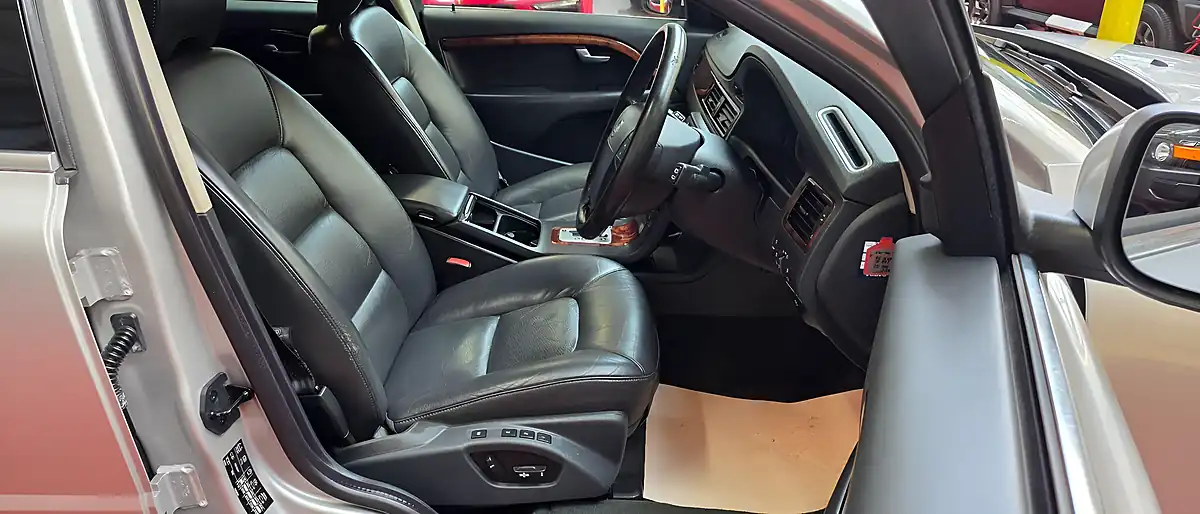 Used 2009 Volvo V70 Se Silver - Interior and Exterior details 10