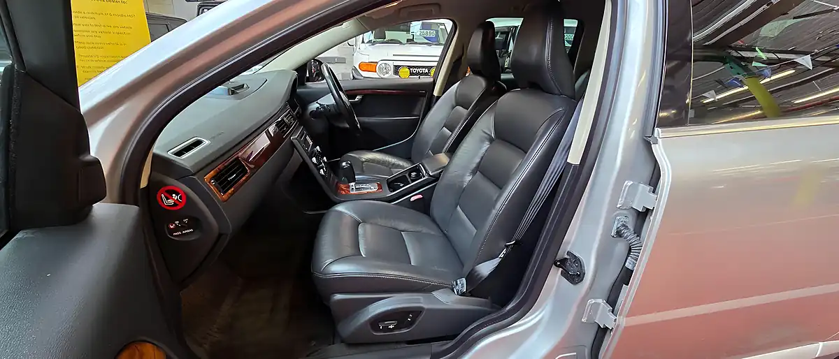 Used 2009 Volvo V70 Se Silver - Interior and Exterior details 15