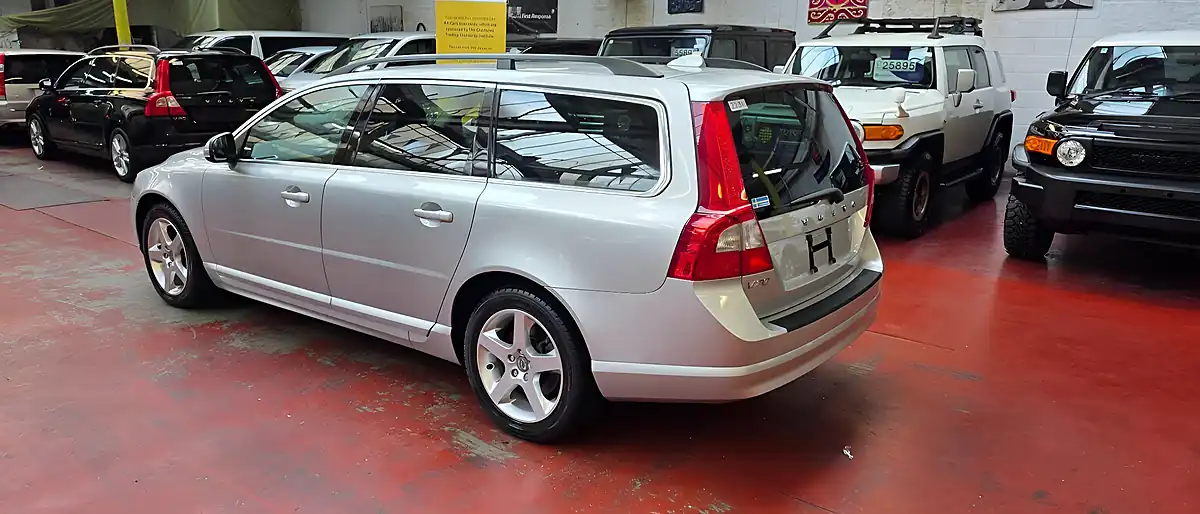 Used 2009 Volvo V70 Se Silver - Interior and Exterior details 18