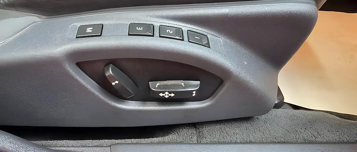 Used 2009 Volvo V70 Se Silver - Interior and Exterior details 9