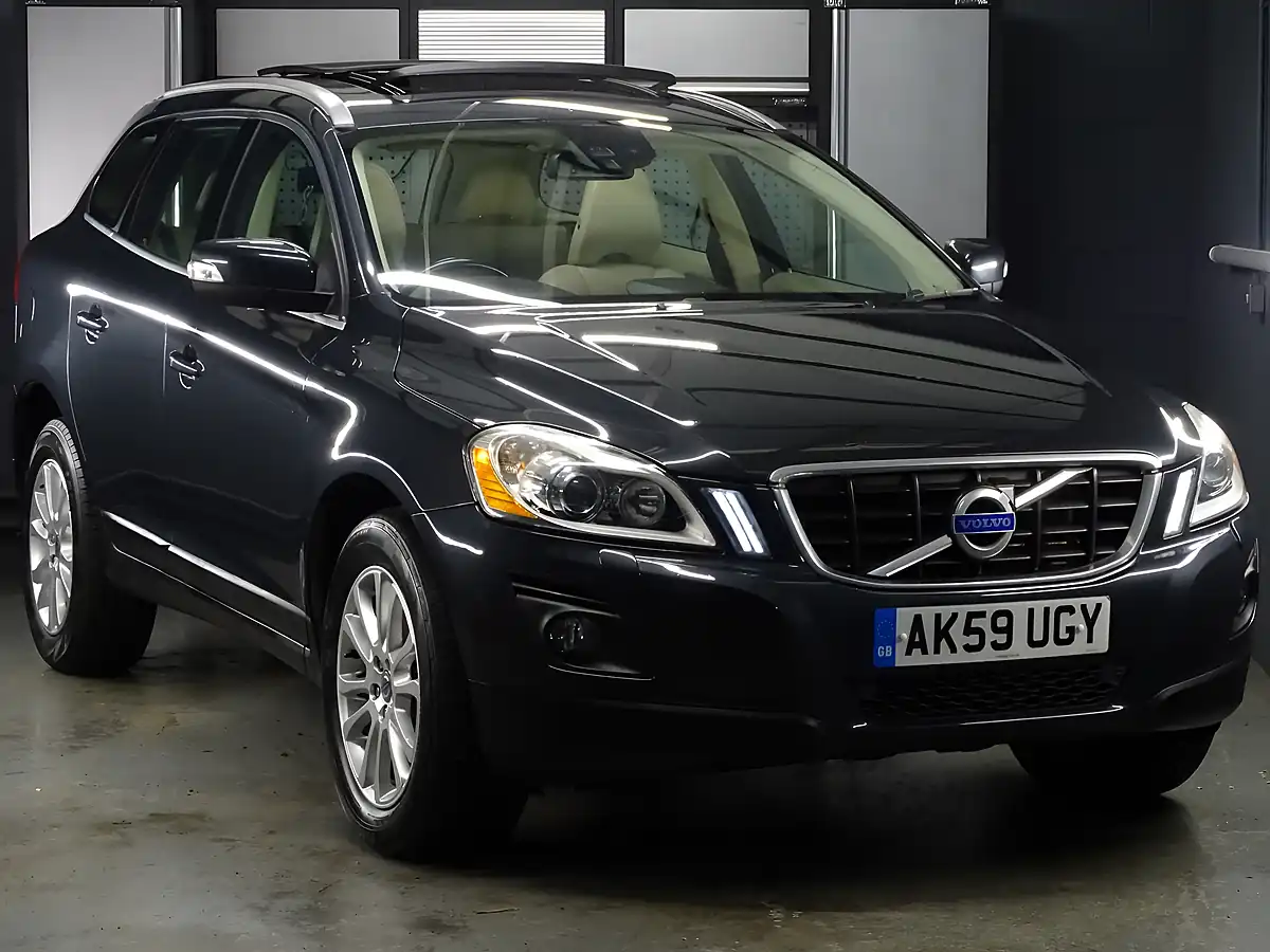 Used 2009 Volvo XC60 Se Lux Premium Grey - Front View