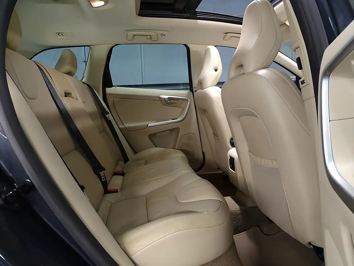 Used 2009 Volvo XC60 Se Lux Premium Grey - Interior and Exterior details 18