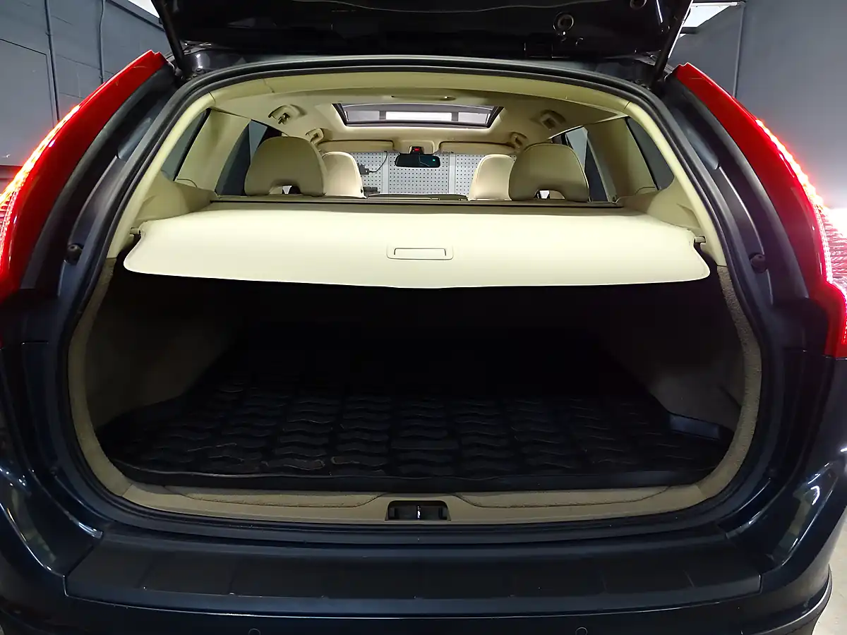 Used 2009 Volvo XC60 Se Lux Premium Grey - Interior and Exterior details 19