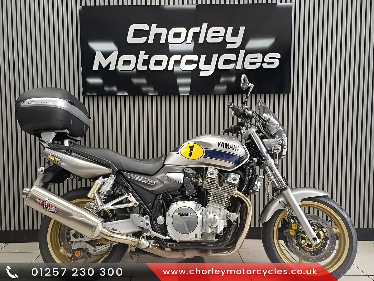 Used 2009 Yamaha Xjr 1300 Silver - Front View