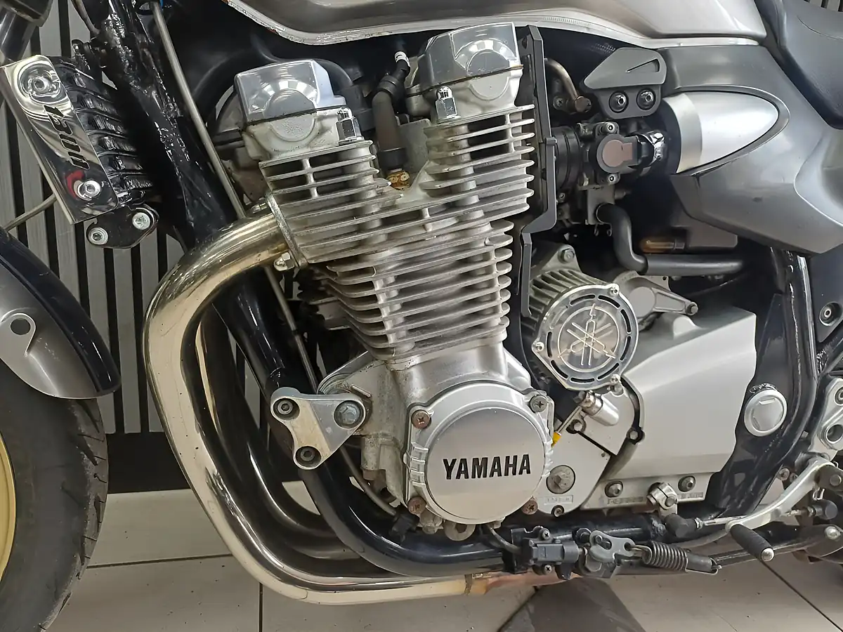 Used 2009 Yamaha Xjr 1300 Silver - Interior and Exterior details 12