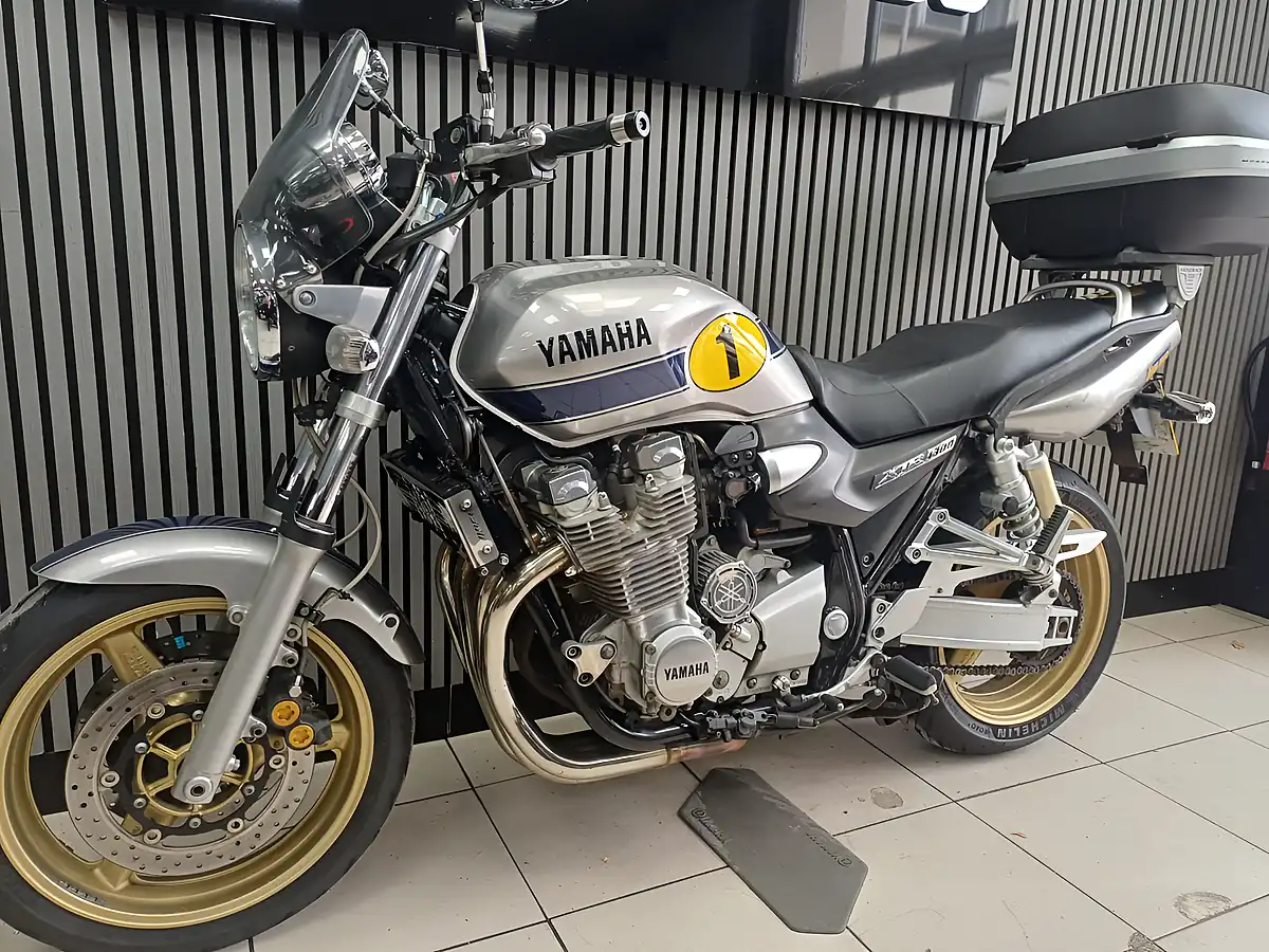 Used 2009 Yamaha Xjr 1300 Silver - Interior and Exterior details 4