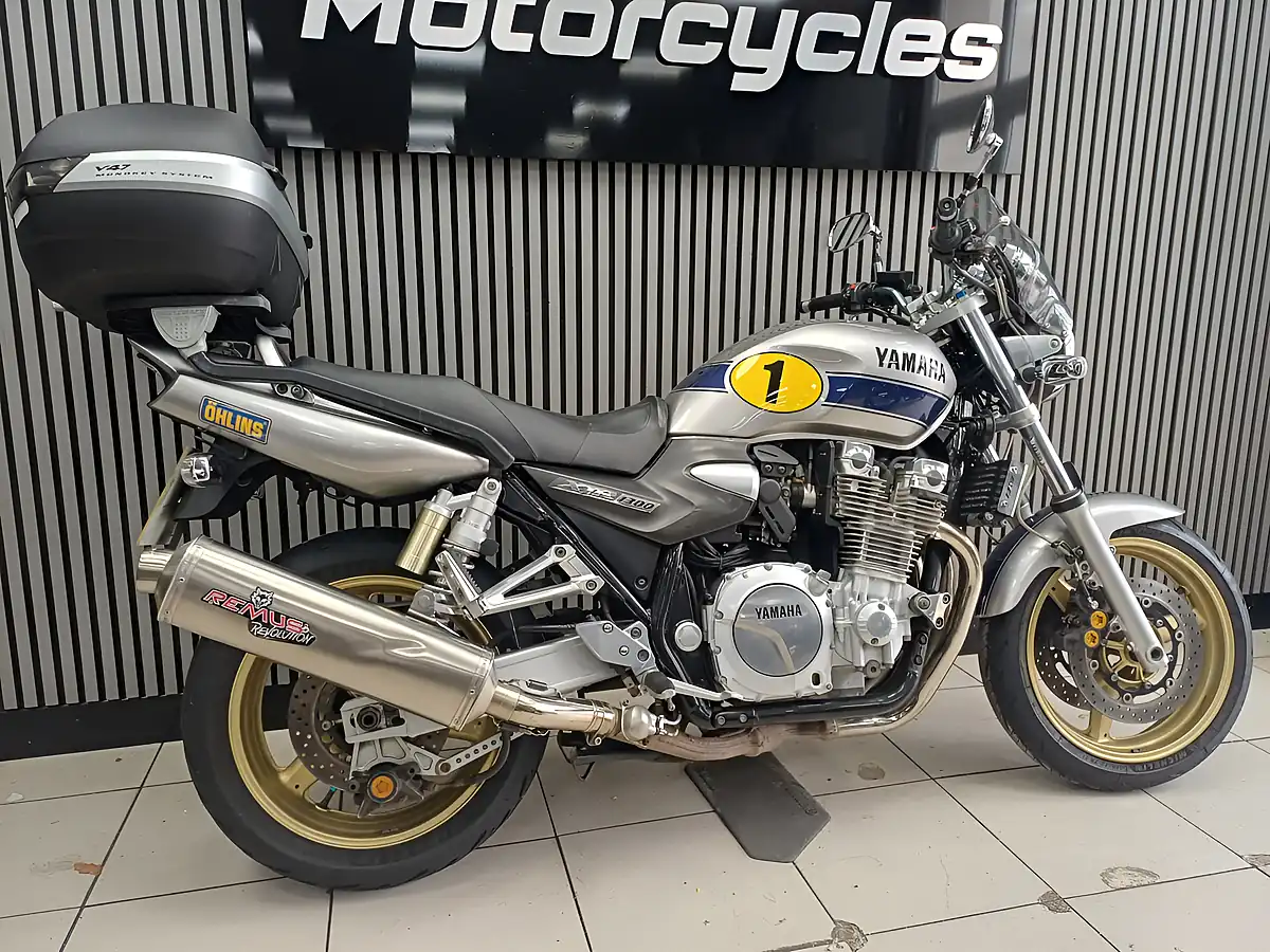 Used 2009 Yamaha Xjr 1300 Silver - Interior and Exterior details 5