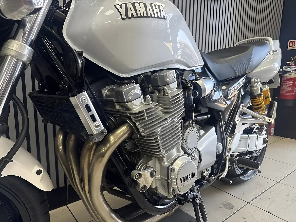Used 2009 Yamaha XJR1300 Pearl White - Interior and Exterior details 12