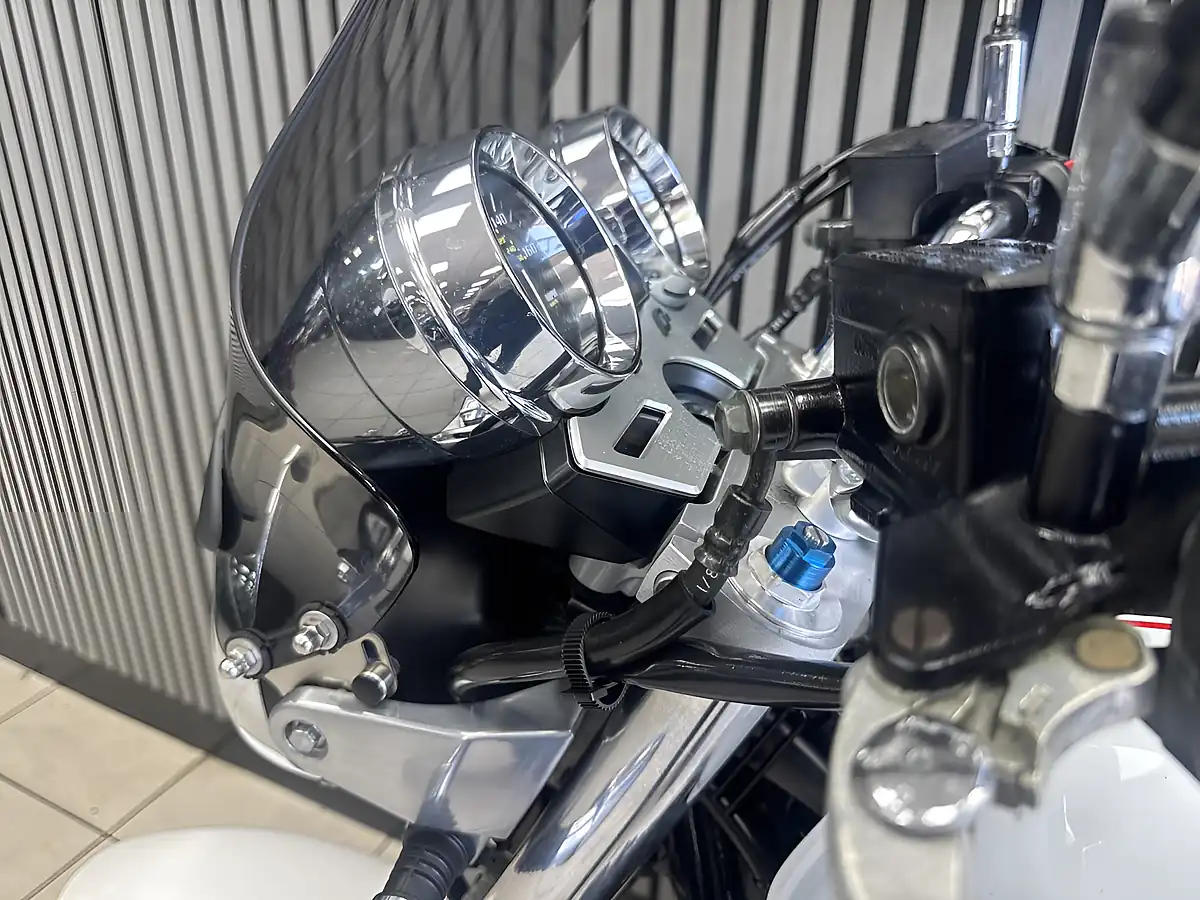 Used 2009 Yamaha XJR1300 Pearl White - Interior and Exterior details 17