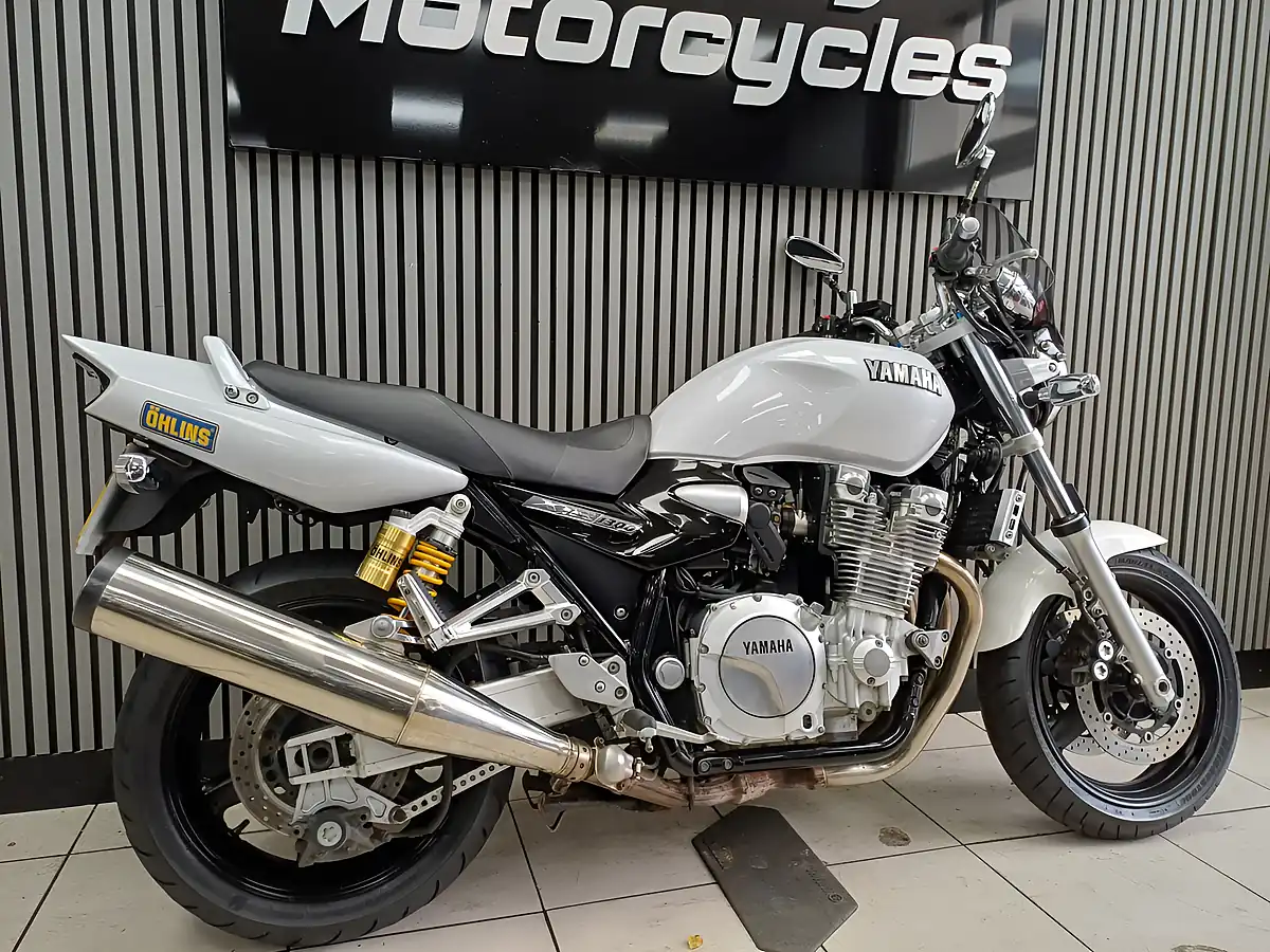Used 2009 Yamaha XJR1300 Pearl White - Interior and Exterior details 4