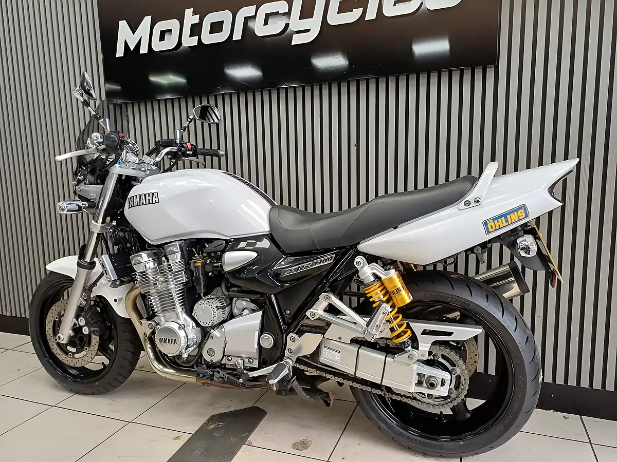 Used 2009 Yamaha XJR1300 Pearl White - Interior and Exterior details 5