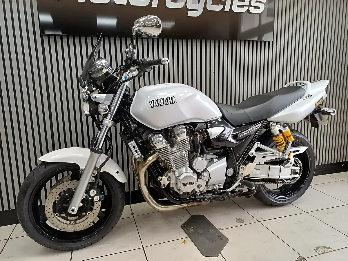 Used 2009 Yamaha XJR1300 Pearl White - Interior and Exterior details 6