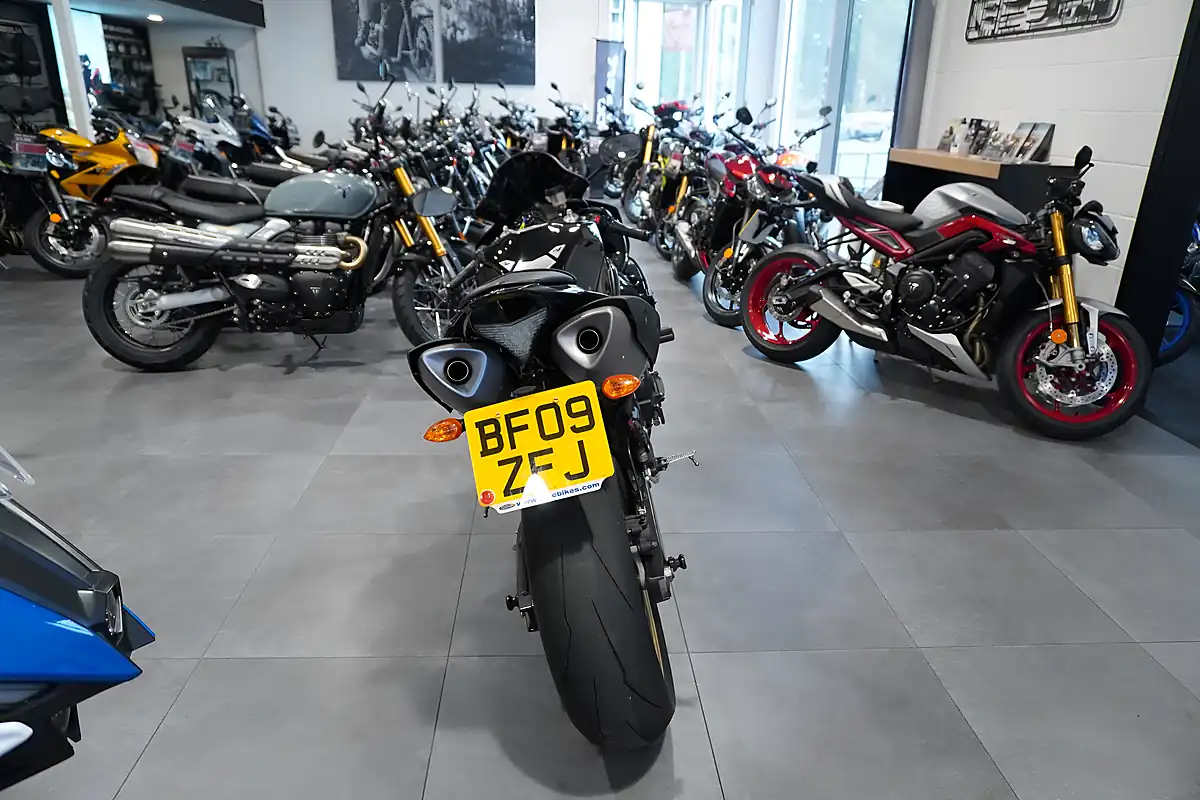 Used 2009 Yamaha YZF-R1 Big Bang Black - Interior and Exterior details 4