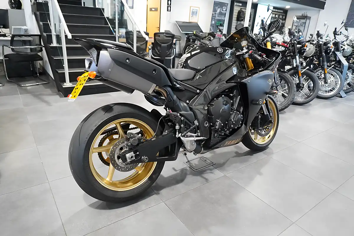 Used 2009 Yamaha YZF-R1 Big Bang Black - Interior and Exterior details 5