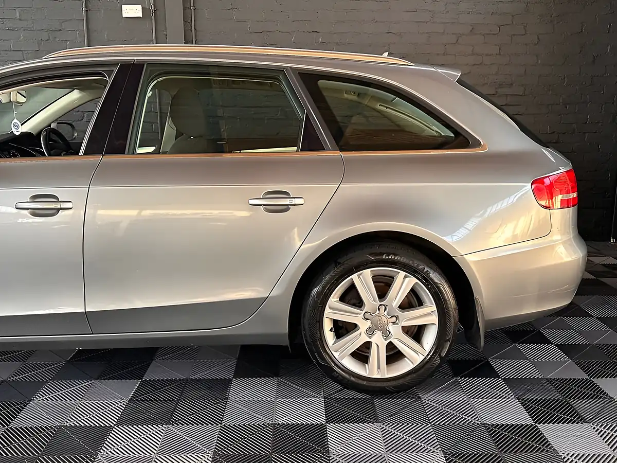 Used 2010 Audi A4 Avant Executive Se Grey - Interior and Exterior details 3