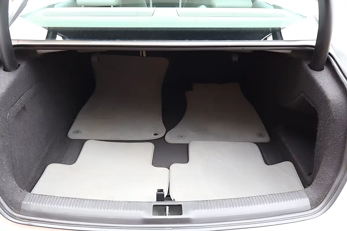 Used 2010 Audi A4 Executive Se Silver - Interior and Exterior details 15