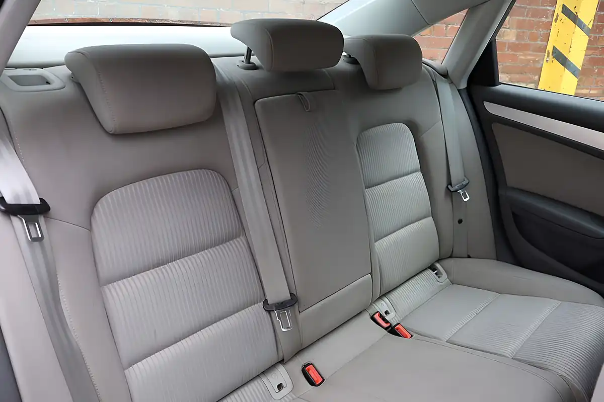 Used 2010 Audi A4 Executive Se Silver - Interior and Exterior details 3