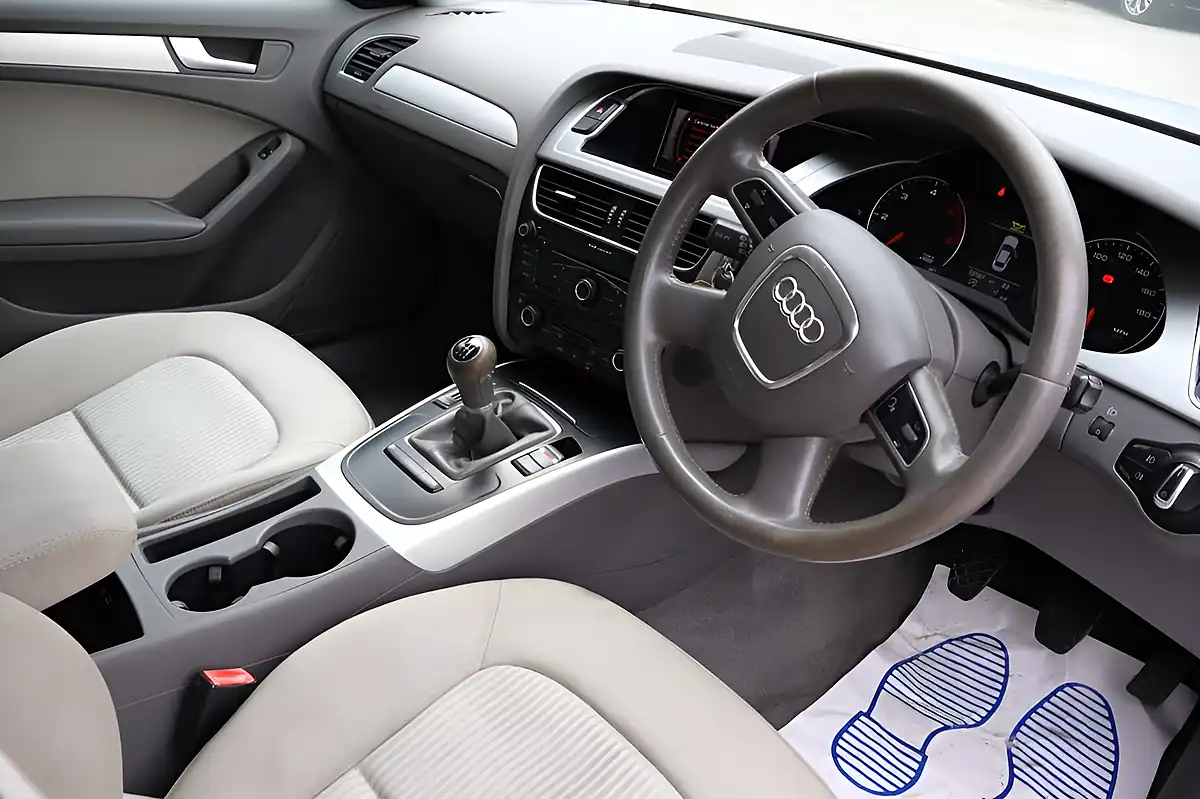 Used 2010 Audi A4 Executive Se Silver - Interior and Exterior details 4