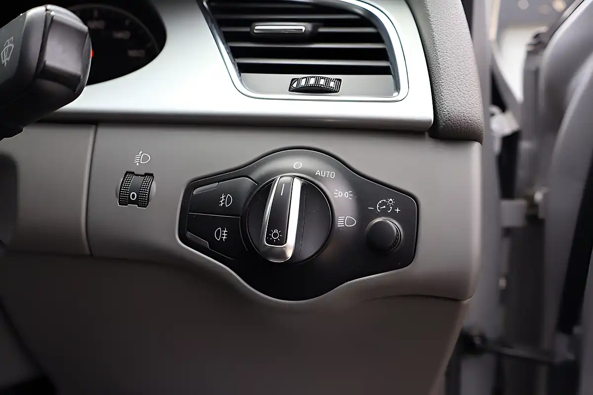 Used 2010 Audi A4 Executive Se Silver - Interior and Exterior details 5