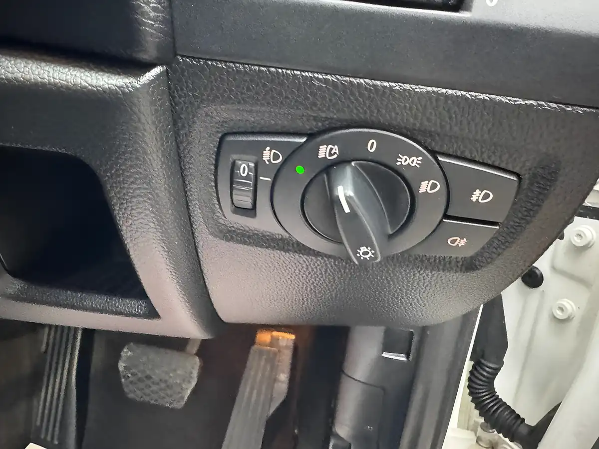 Used 2010 BMW 1 Series Se White - Interior and Exterior details 13