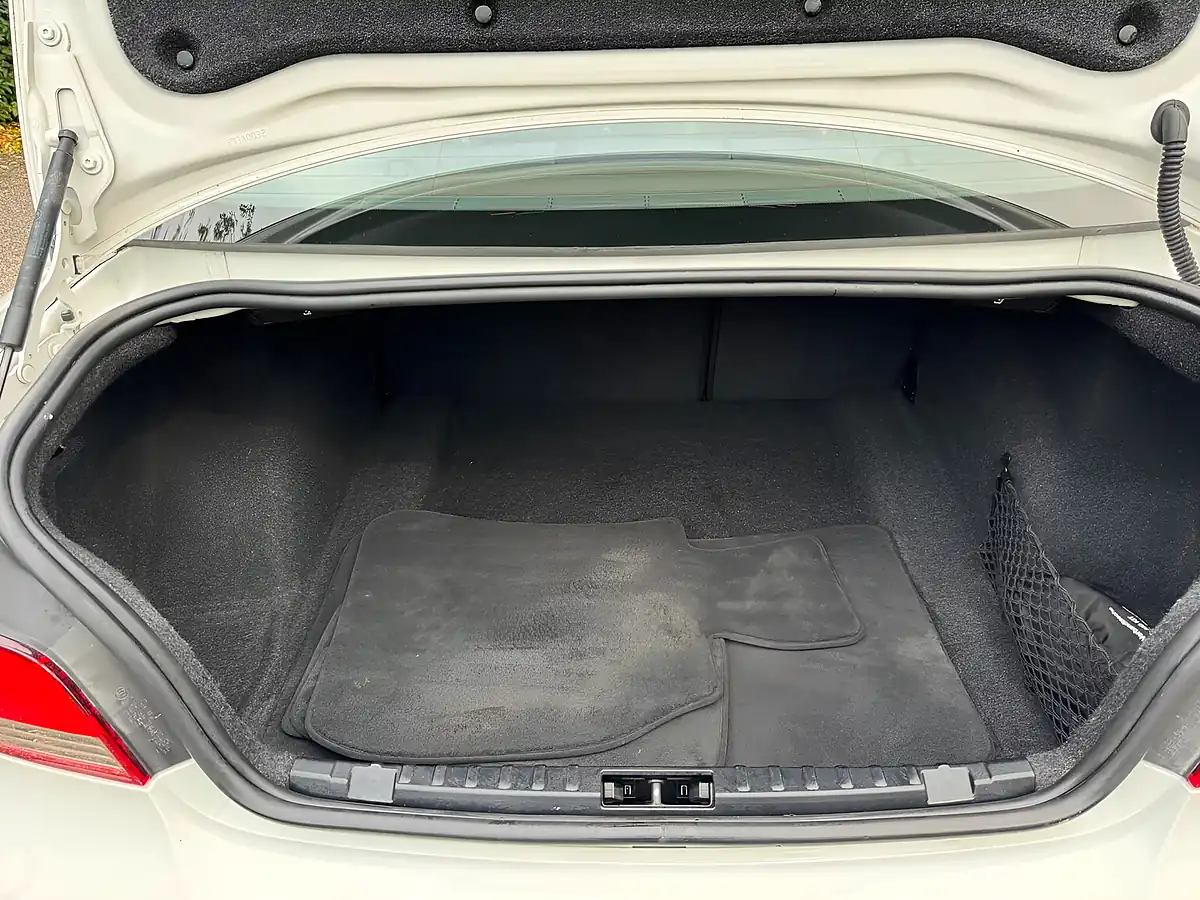 Used 2010 BMW 1 Series Se White - Interior and Exterior details 17