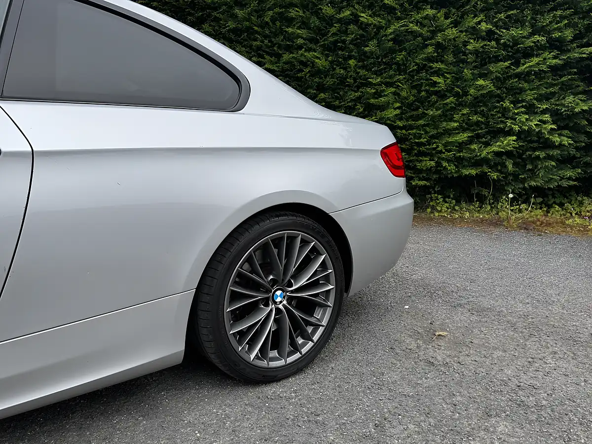 Used 2010 BMW 3 Series Se Silver - Interior and Exterior details 11