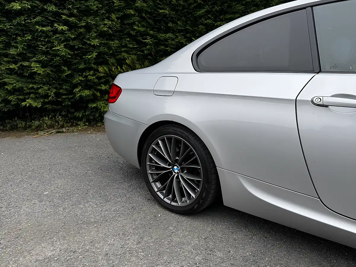 Used 2010 BMW 3 Series Se Silver - Interior and Exterior details 12