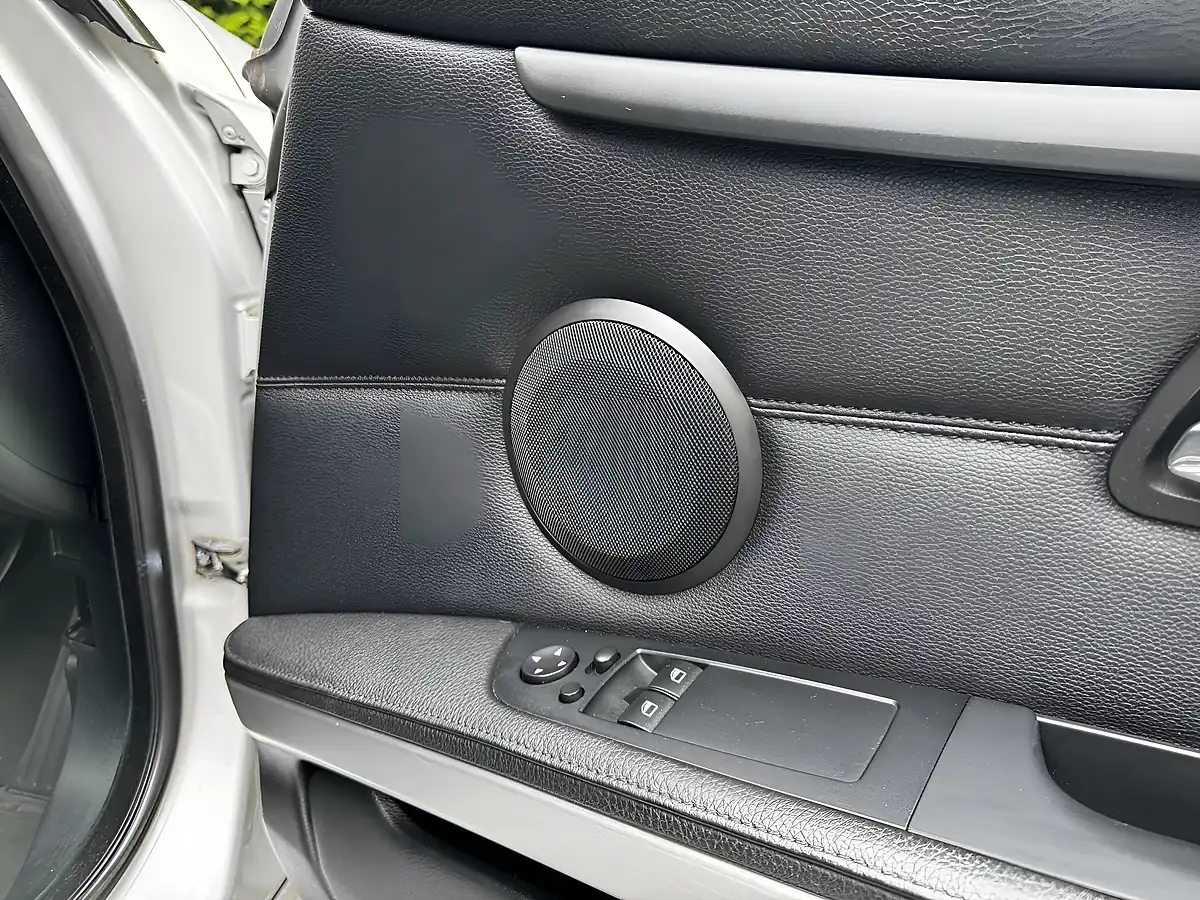 Used 2010 BMW 3 Series Se Silver - Interior and Exterior details 14