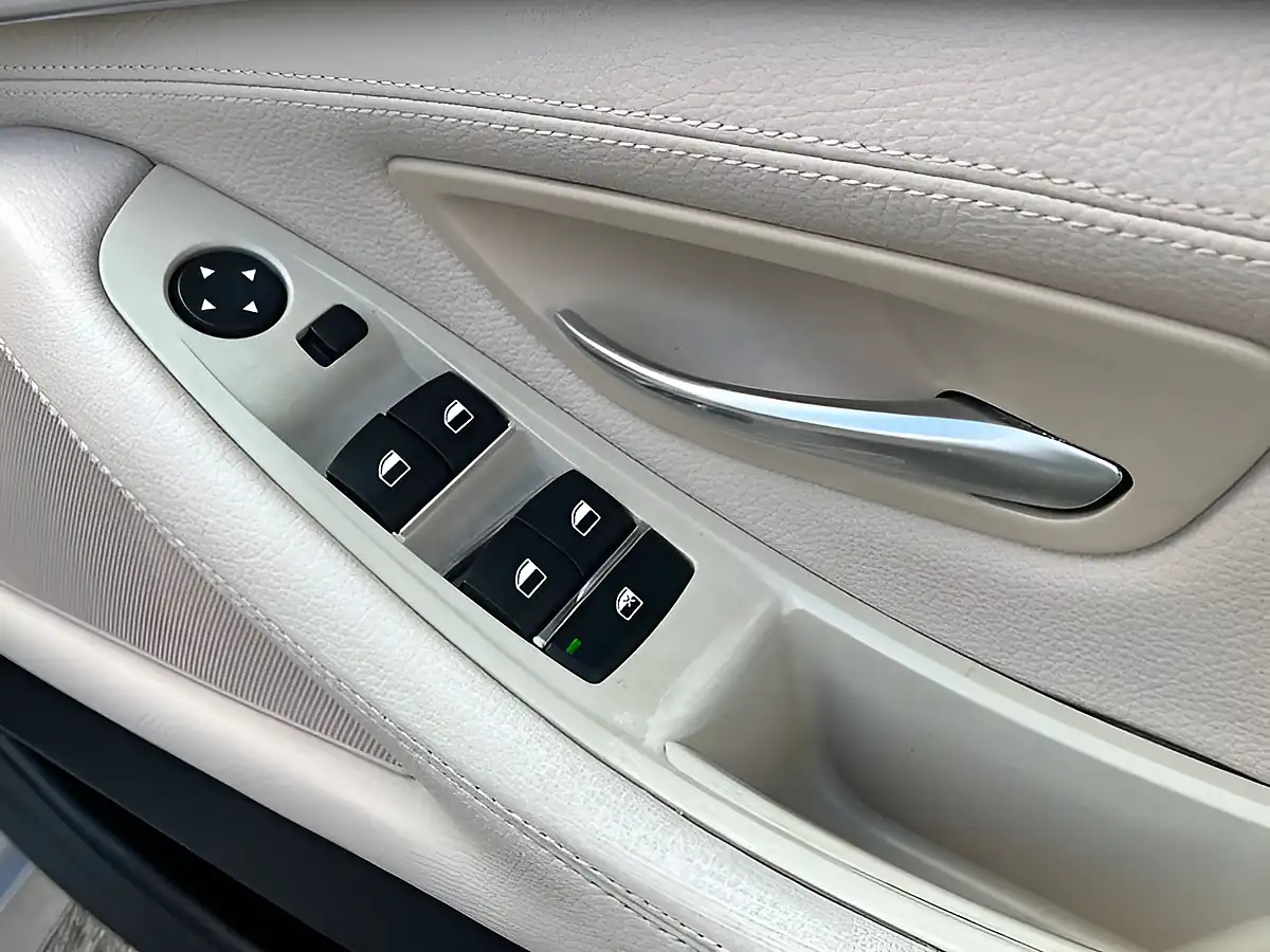 Used 2010 BMW 5 Series Se Titanium Silver - Interior and Exterior details 15