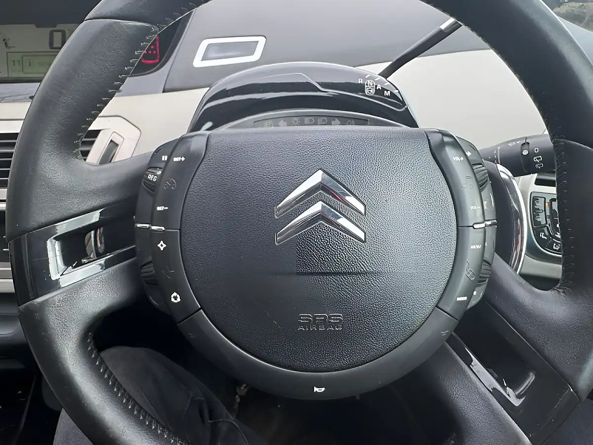 Used 2010 Citroen Grand C4 Picasso Exclusive Red - Interior and Exterior details 13