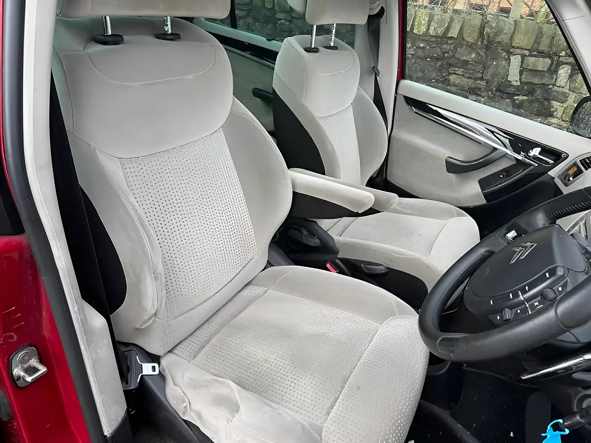 Used 2010 Citroen Grand C4 Picasso Exclusive Red - Interior and Exterior details 9