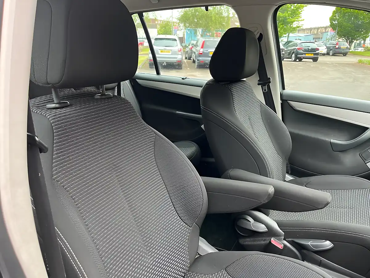 Used 2010 Citroen Grand C4 Picasso Vtr+ Silver - Interior and Exterior details 16