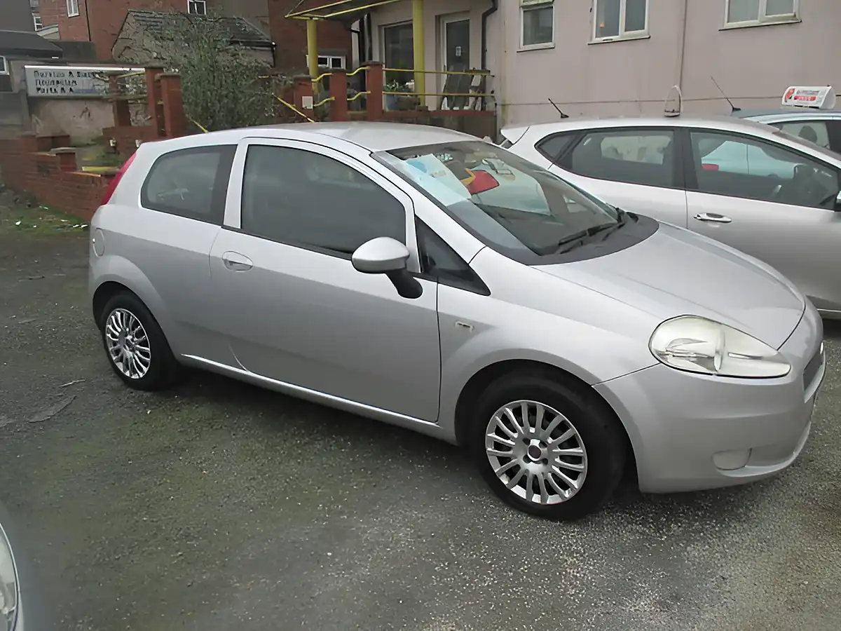 Used 2010 Fiat Grande Punto Silver - Interior and Exterior details 3