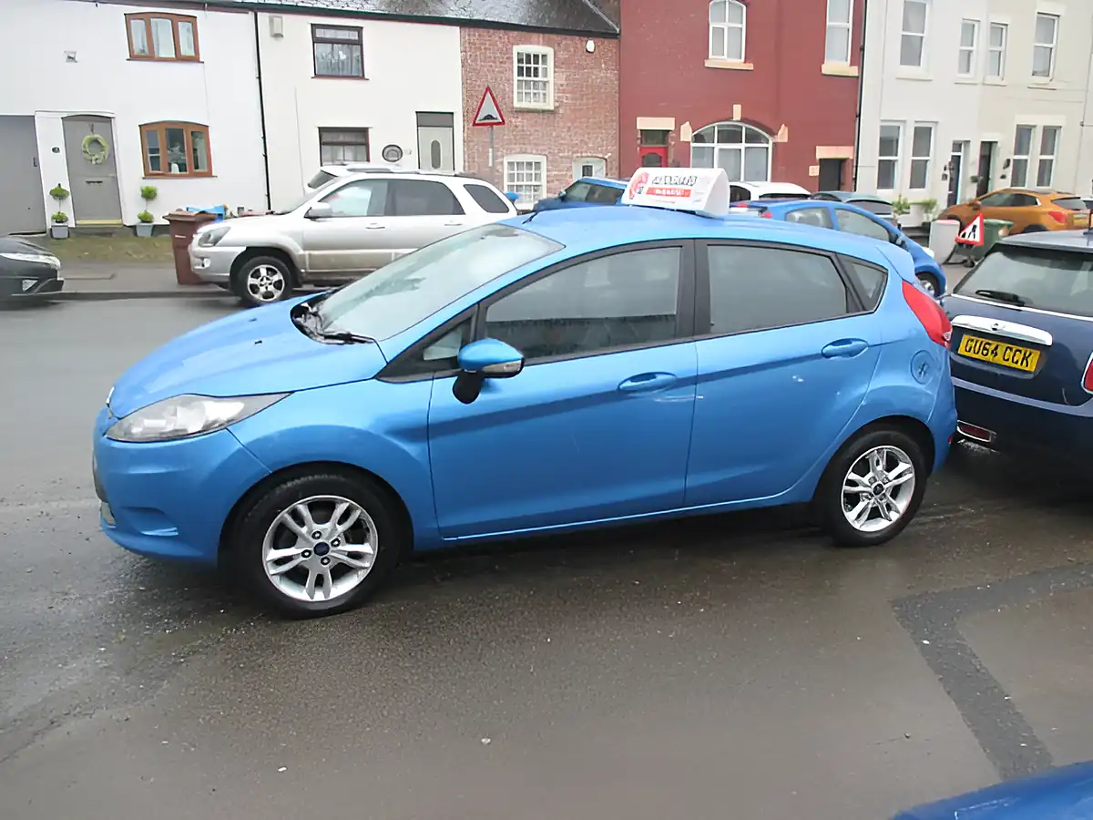 Used 2010 Ford Fiesta Edge Blue - Interior and Exterior details 3