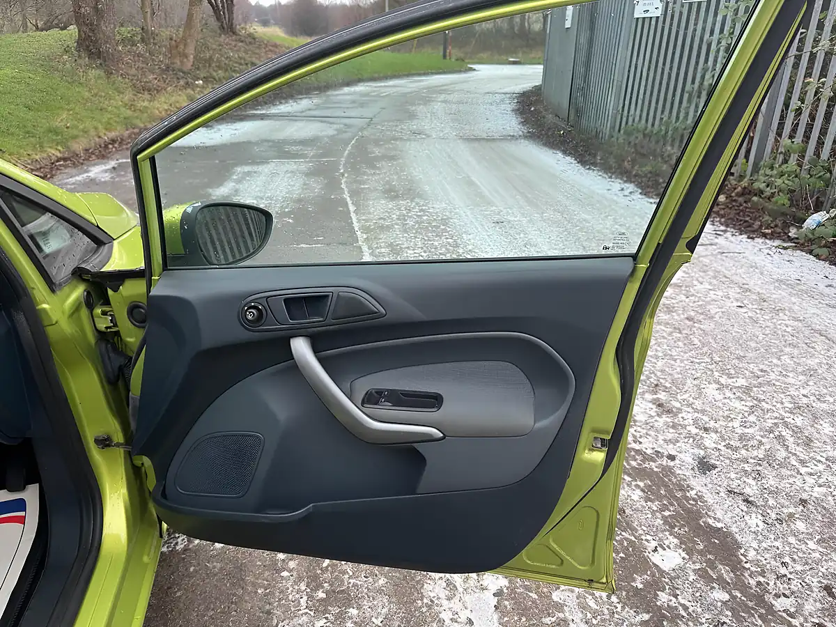 Used 2010 Ford Fiesta Edge Green - Interior and Exterior details 15