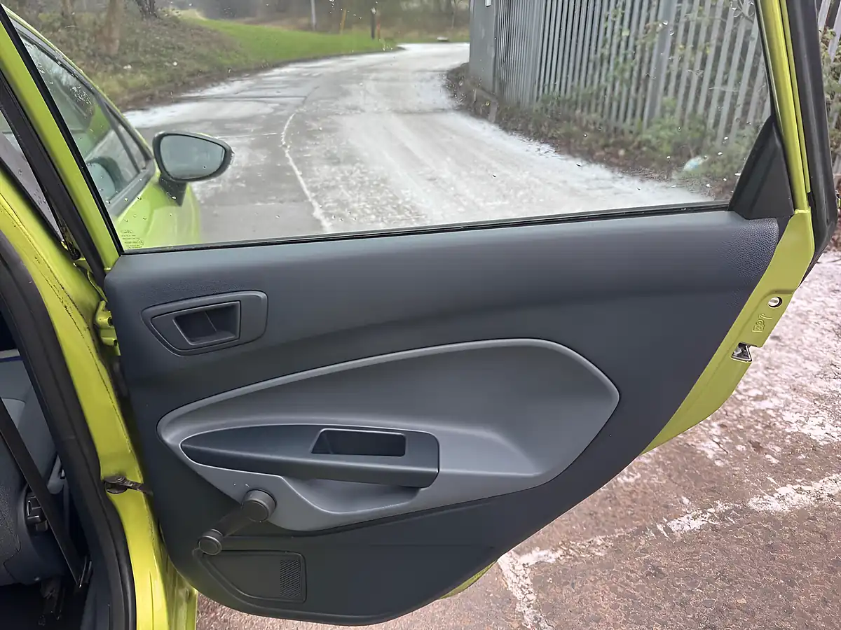 Used 2010 Ford Fiesta Edge Green - Interior and Exterior details 18