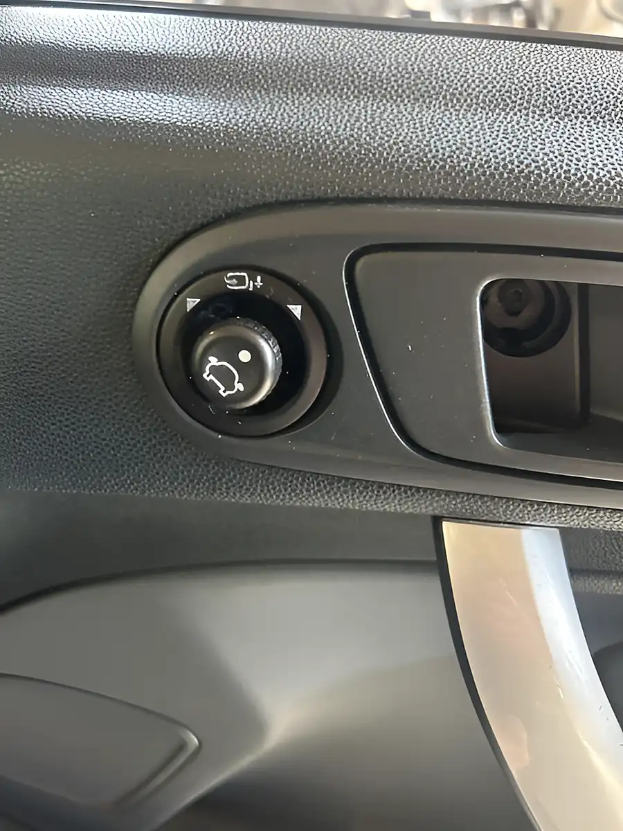 Used 2010 Ford Fiesta Titanium Black - Interior and Exterior details 6