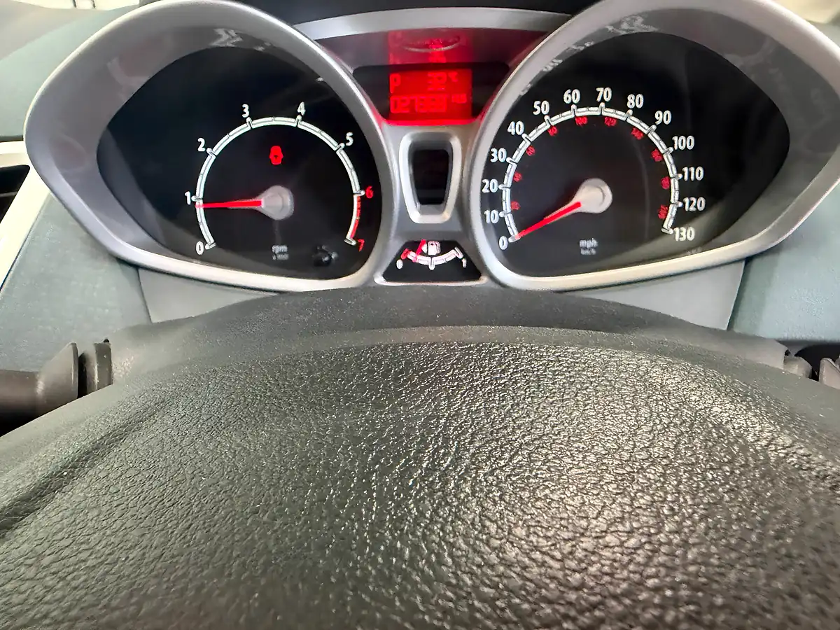 Used 2010 Ford Fiesta Zetec Green - Interior and Exterior details 12
