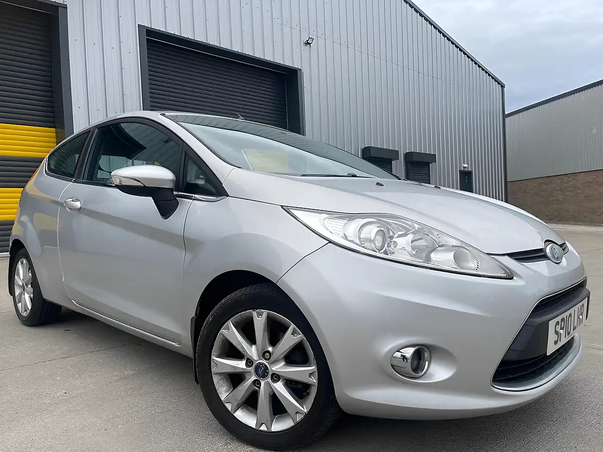 Used 2010 Ford Fiesta Zetec Silver - Front View
